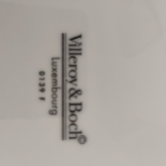 Villeroy and Boch # 0139 F Large Round Serving Bowl - Picture 5 of 5